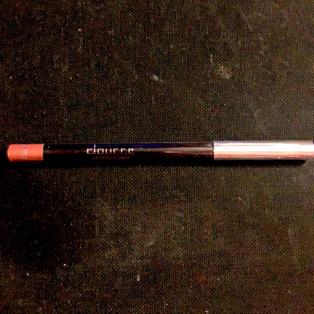 Doucce lip definer pencil in color Estella 480